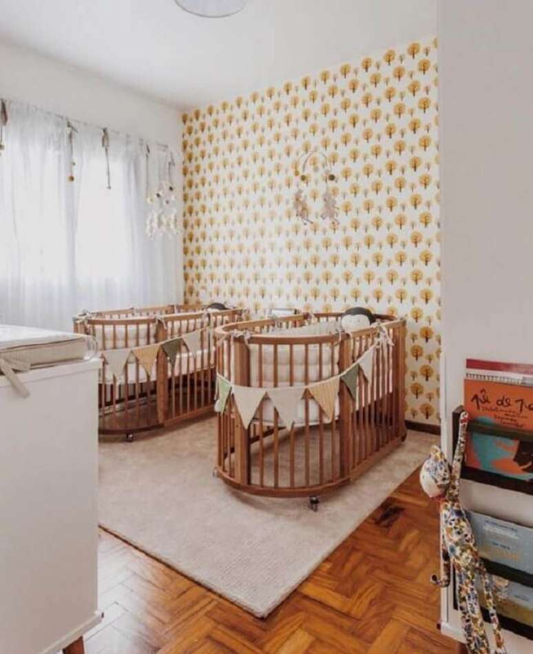 40. Decoração de quarto de bebê gêmeos com berço de madeira arredondado – Foto: LZ Mini
