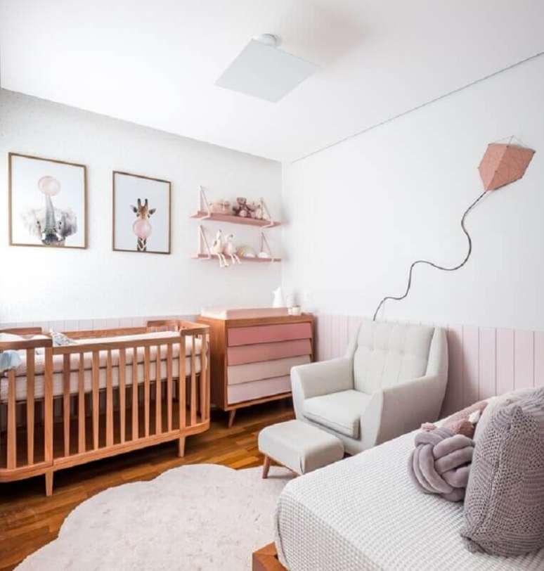 25. Berço de madeira para quarto de bebê branco decorado com cômoda com gavetas cor de rosa – Foto: Nathalie Artaxo