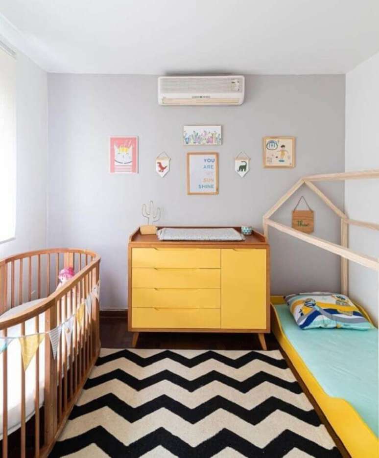 27. Berço de madeira para quarto decorado com cômoda amarela e cama montessoriana – Foto: Erika Urbino