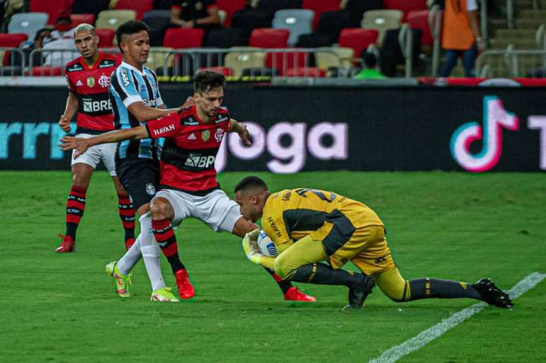 Rodrigo Caio foi titular na vitória contra o Grêmio (Foto: Paula Reis/Flamengo)