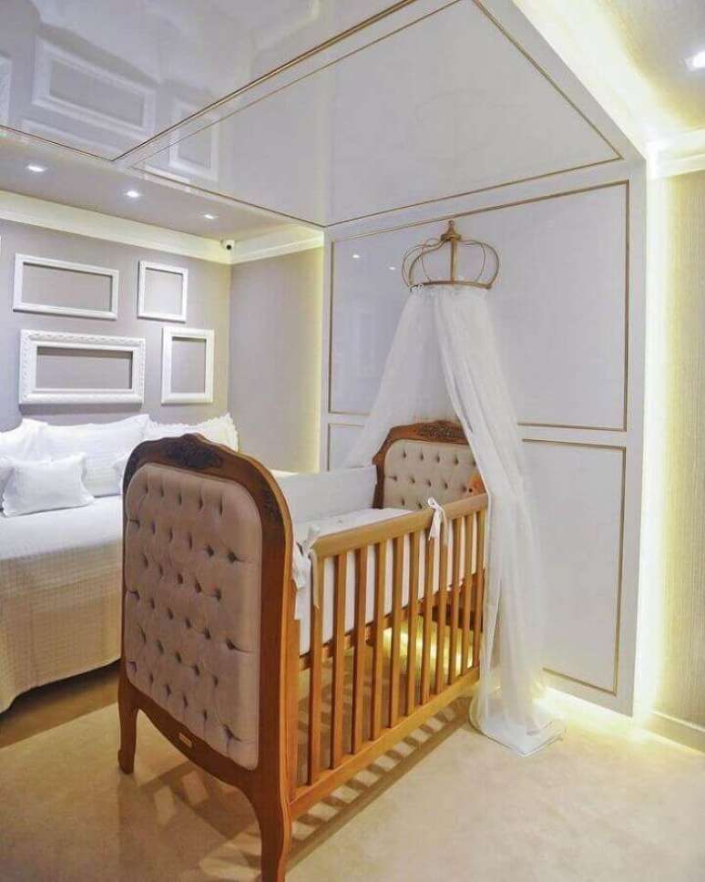 41. Decoração de quarto de bebê planejado com berço de madeira capitonê e dossel de parede – Foto: A2 XD Ambientes