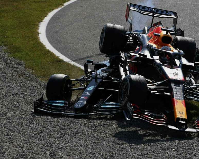 Verstappen não demonstrou preocupação com Hamilton após acidente 