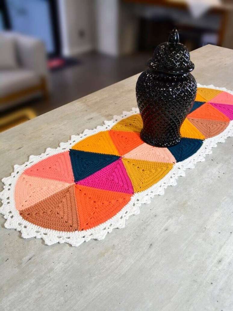 4. Decoração com trilho de crochê colorido para mesa – Foto: Circulo