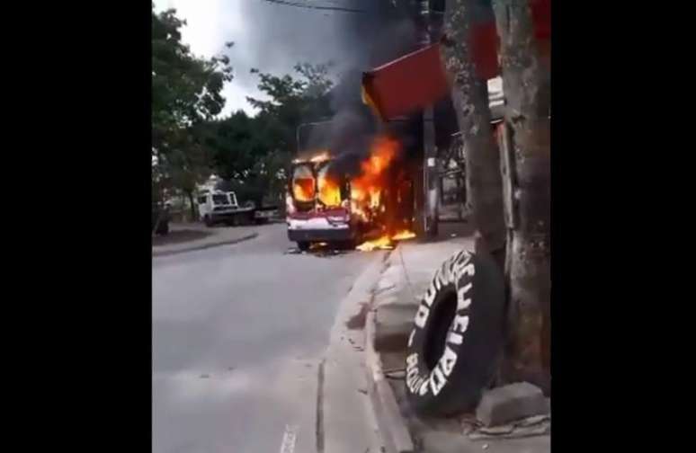 Ao menos oito vans foram incendiadas em áreas dominadas por grupos milicianos na zona oeste do Rio