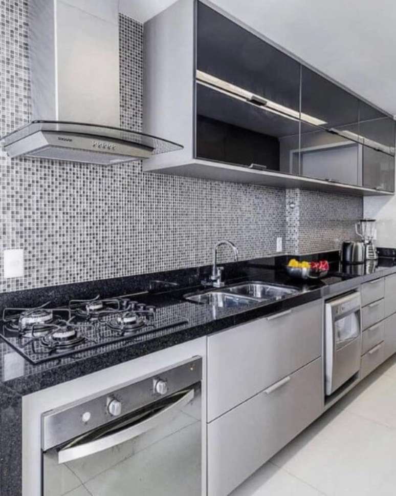 45. Cozinha moderna com arm&aacute;rio de vidro preto &ndash; Foto MF Sanches Interiores