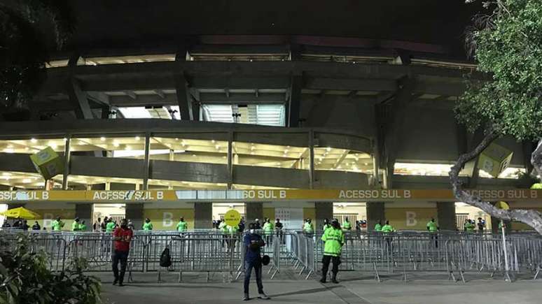 Registro de um dos portões de acesso do Maracanã no jogo entre Flamengo e Grêmio (Foto: Matheus Dantas/LANCE!)