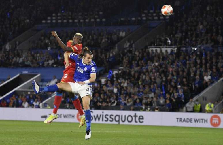 Osimhen cabeceando para o gol de empate na Europa League (Foto: Oli SCARFF / AFP)