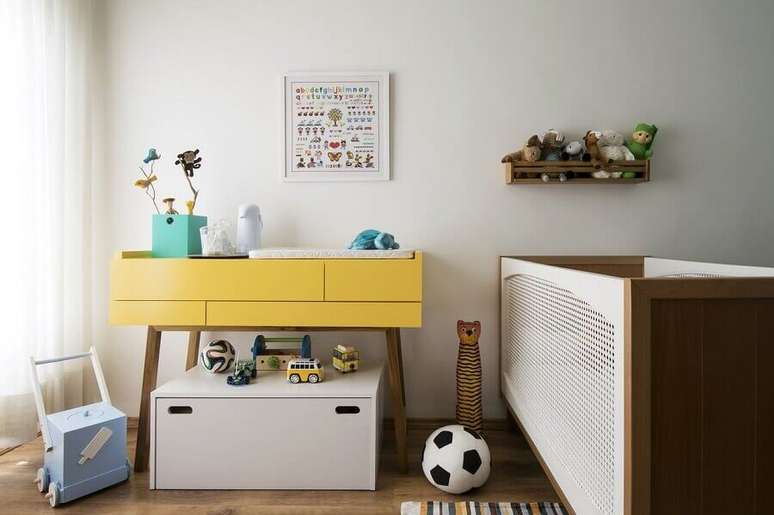 37. Decoração de quarto de bebê com berço de madeira e aparador amarelo – Foto: A.M Studio Arquitetura