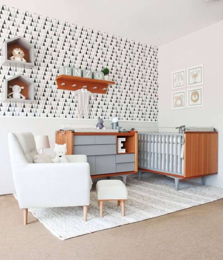 23. Berço de madeira para decoração de quarto de bebê com papel de parede preto e branco – Foto: Oficina da Roca