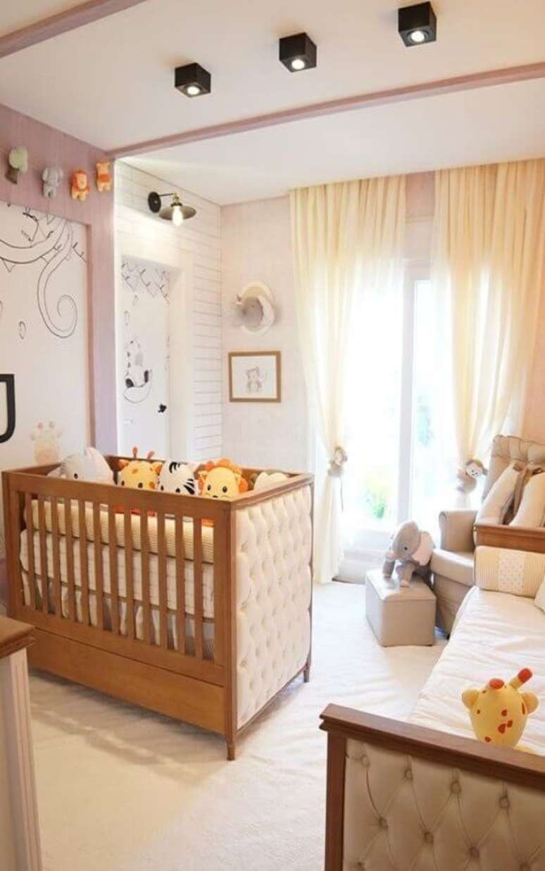 13. Ber&ccedil;o de bebe de madeira com acabamento capiton&ecirc; para decora&ccedil;&atilde;o de quarto l&uacute;dico em cores claras &ndash; Foto: Gr&atilde;o de Gente