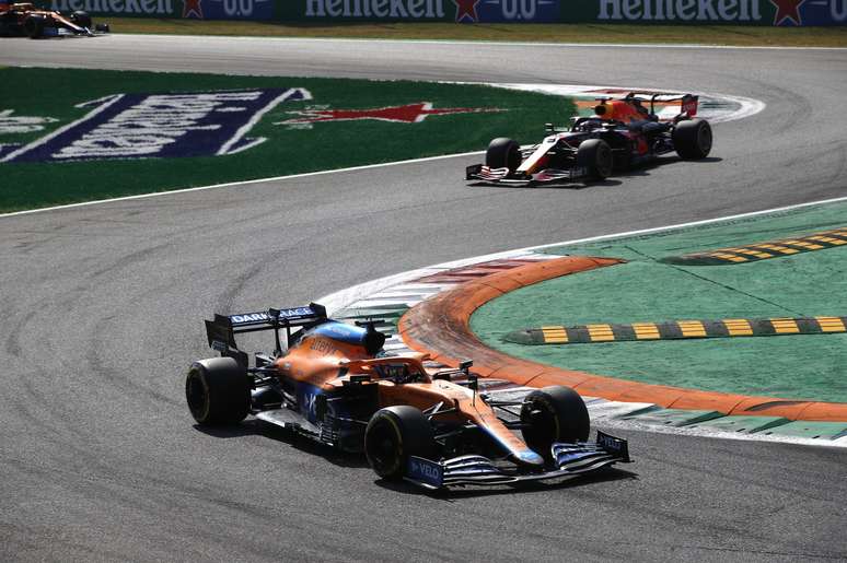 Daniel Ricciardo segurou na raça a Red Bull de Verstappen e partiu para vitória 