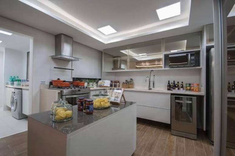 7. Cozinha branca com arm&aacute;rio de vidro reflecta &ndash; Foto Marel