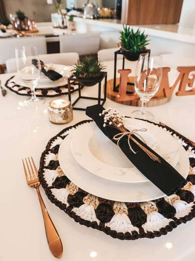 6. Mesa posta preta e branca decorada com sousplat de crochê – Foto: Circulo