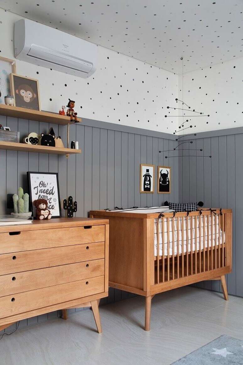 56. Quarto de beb&ecirc; cinza e branco decorado com ber&ccedil;o de madeira &ndash; Foto: Studio Roca