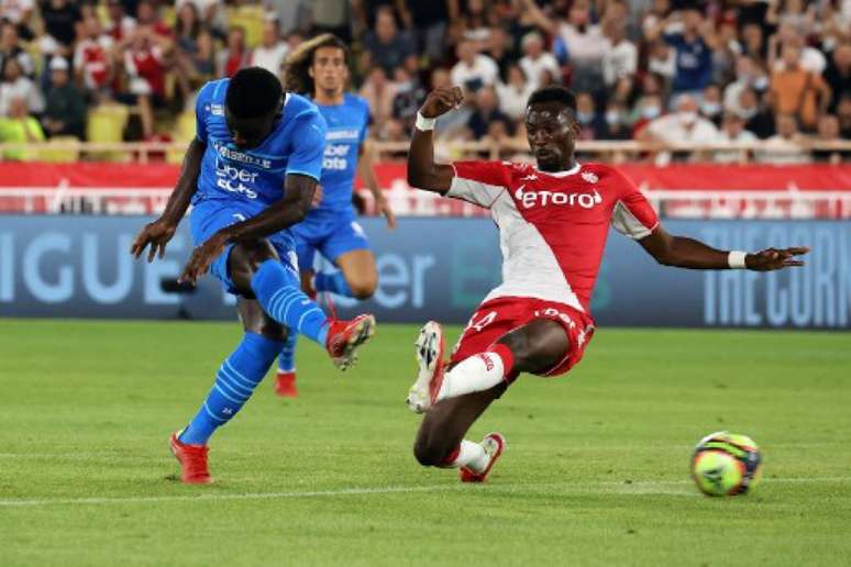 Olympique de Marseille atuando contra Lokomotiv Moscou pela Europa League (Foto: Valery HACHE / AFP)