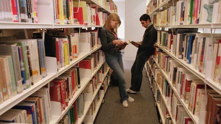 Acesso a livros também é menor entre jovens de baixa renda, o que produz um 'abismo cultural'