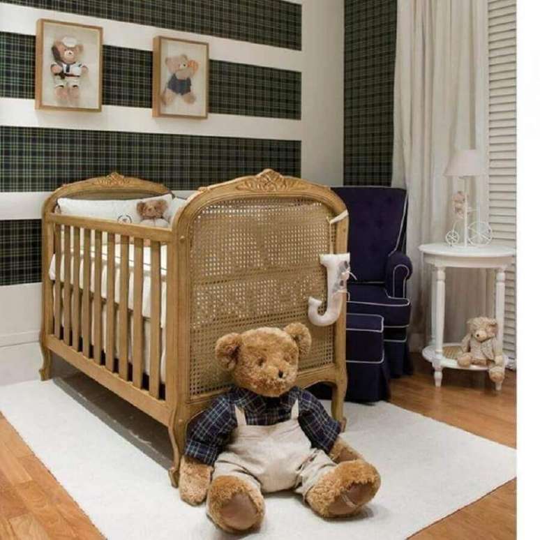 39. Decoração de quarto de bebê com papel de parede xadrez e berço de madeira provençal – Foto: Celina Dias Bebe