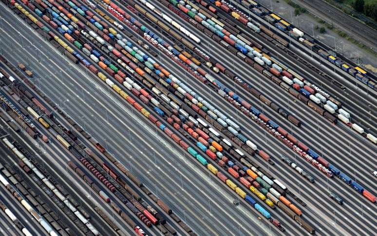 Contêineres e carros são carregados em trens em Maschen, perto de Hamburgo, Alemanha
23/09/2012. 
 REUTERS/Fabian Bimmer/File Photo