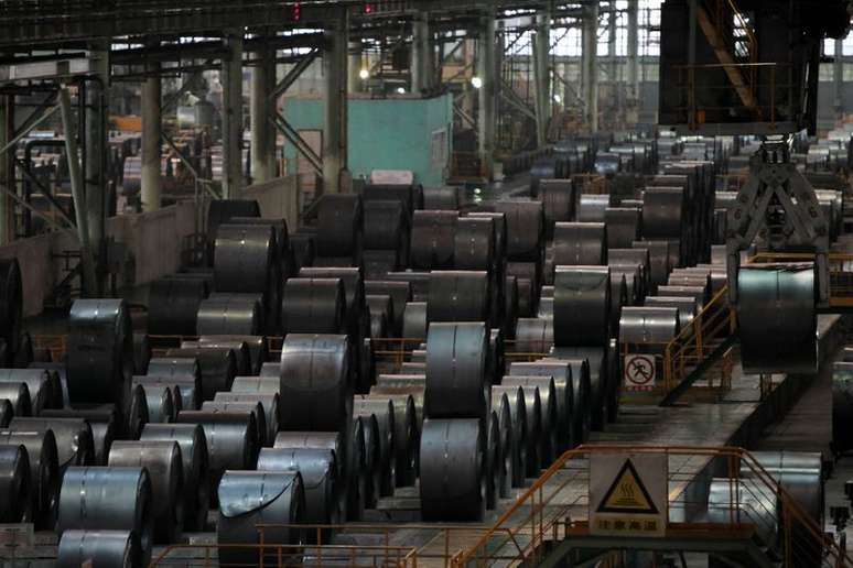 Linha de produção de aço inoxidável em fábrica da Baosteel em Xangai, China 
06/07/2010
REUTERS/Aly Song 