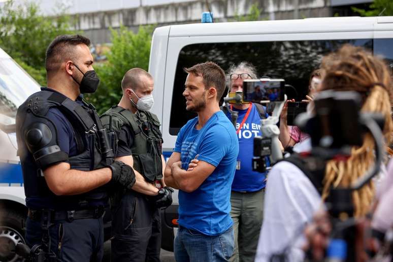 Markus Haintz, advogado do grupo Querdenken, durante atos contra medidas para combater a pandemia em Berlim, na Alemanha