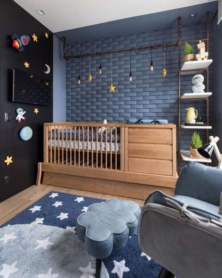 6. Berço de madeira com gaveta para quarto de bebê moderno decorado com parede azul e preta – Foto: Greisse Panazzolo