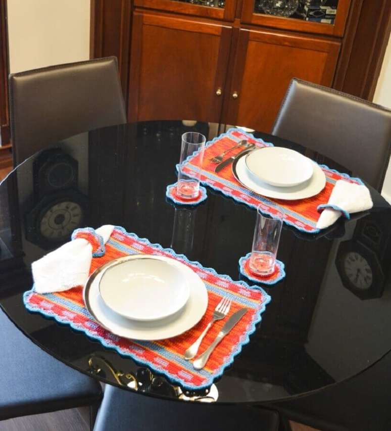 12. Decoração simples para mesa preta com jogo americano artesanal – Foto: Circulo