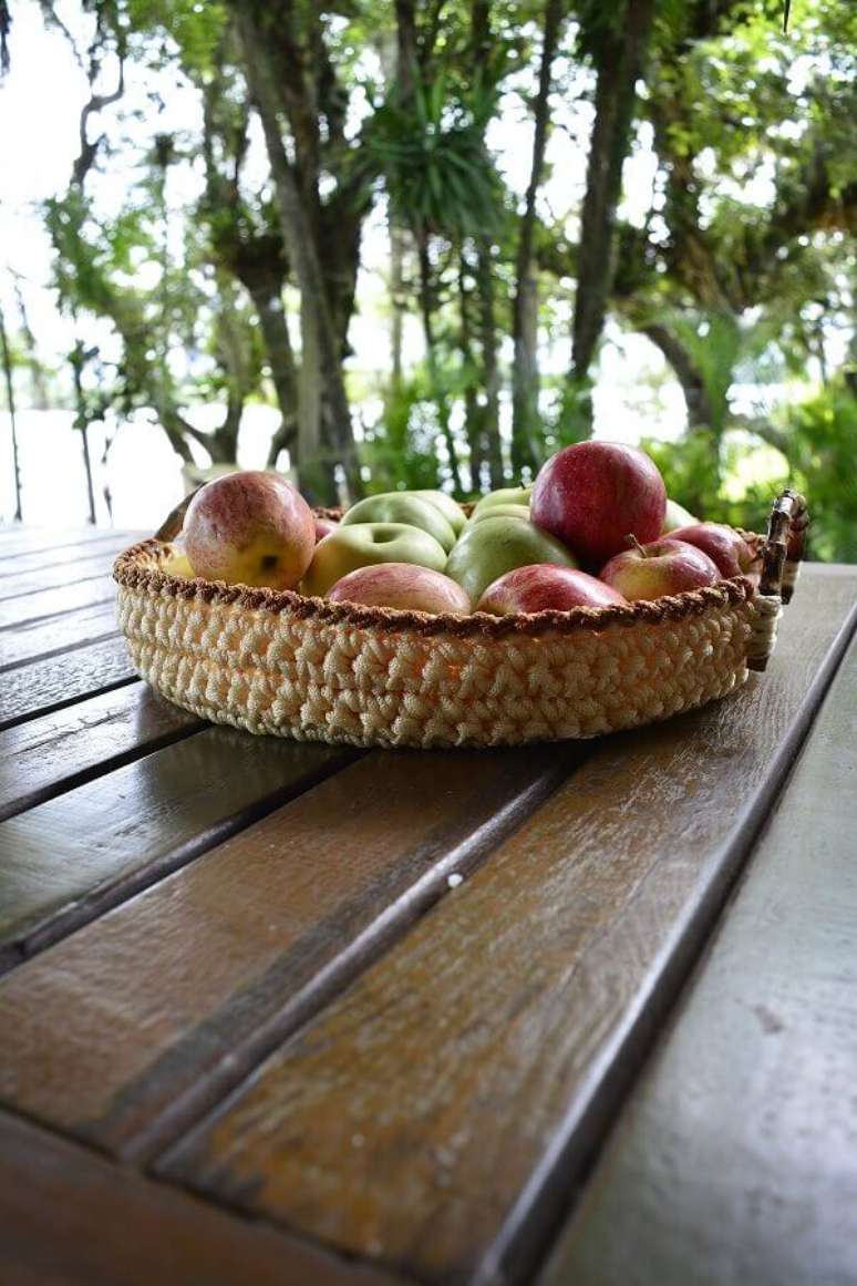 11. Mesa de madeira decorada com fruteira artesanal – Foto: Circulo