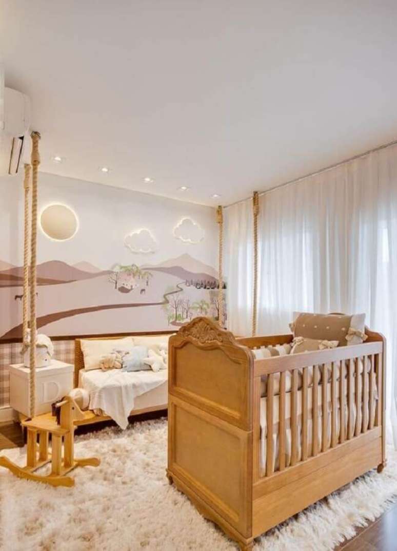 31. Cores claras para quarto de bebê moderno decorado com luminária nuvem e berço de madeira – Foto: Grão de Gente