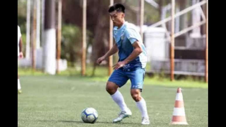 Junlong Xiao tem 20 anos e é uma promessa do futebol chinês (Foto: Pedro Ernesto Guerra Azevedo/Santos FC)