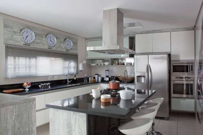 56. Decora&ccedil;&atilde;o de cozinha moderna com arm&aacute;rio de vidro &ndash; Foto Movdecor