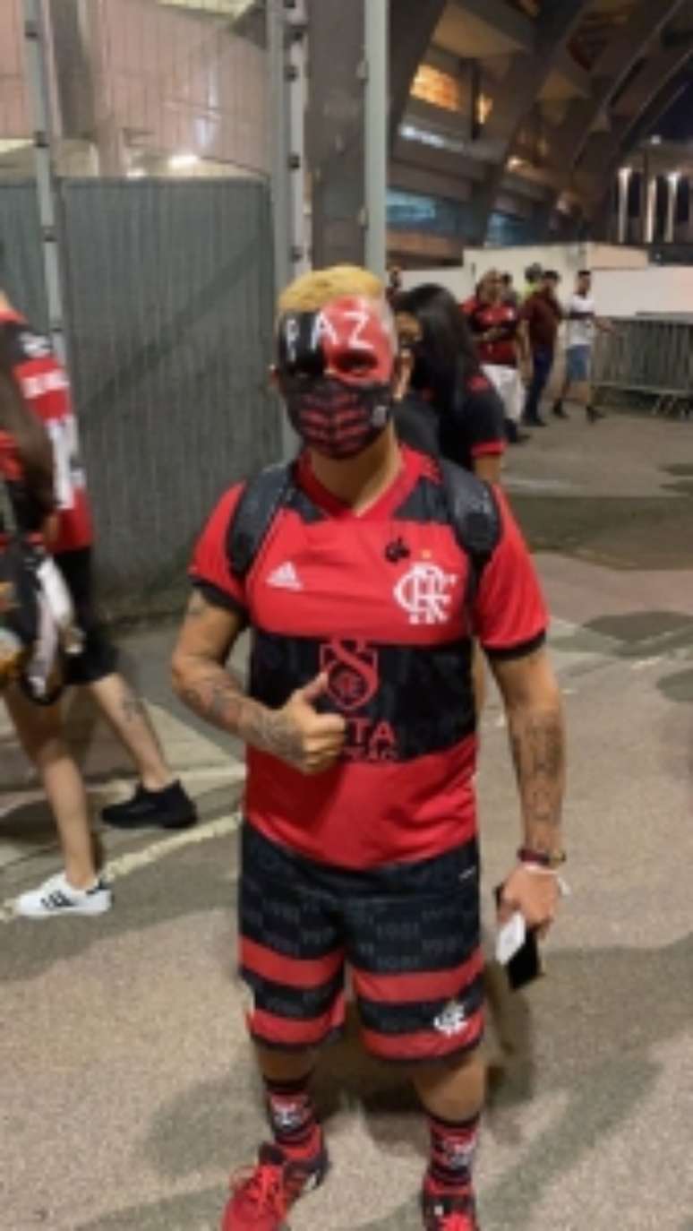 Torcedor completamente vestido de Flamengo no retorno ao Maracanã (Foto: LANCE!)