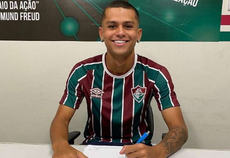 Luan Brito assinou o novo vínculo nesta quinta-feira com o Fluminense (Foto: Reprodução)