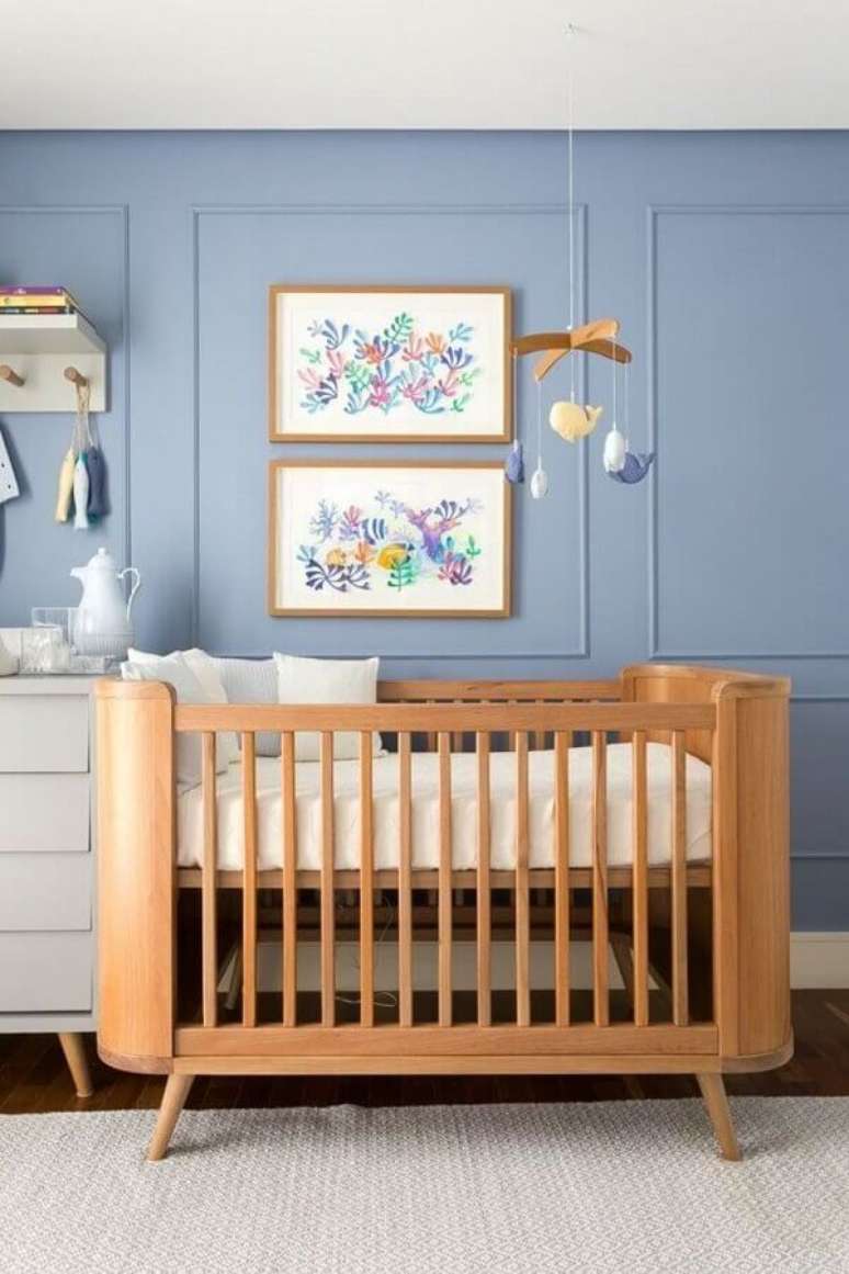 52. Quarto de bebê azul decorado com mobile para berço de madeira – Foto: Home Fashion Trend