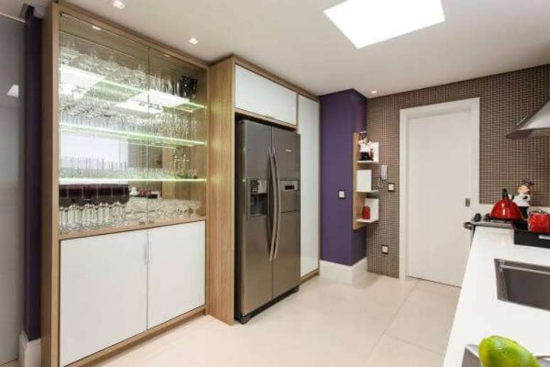 52. Cristaleira com arm&aacute;rio de vidro ao lado da geladeira &ndash; Foto Juliana Pippi