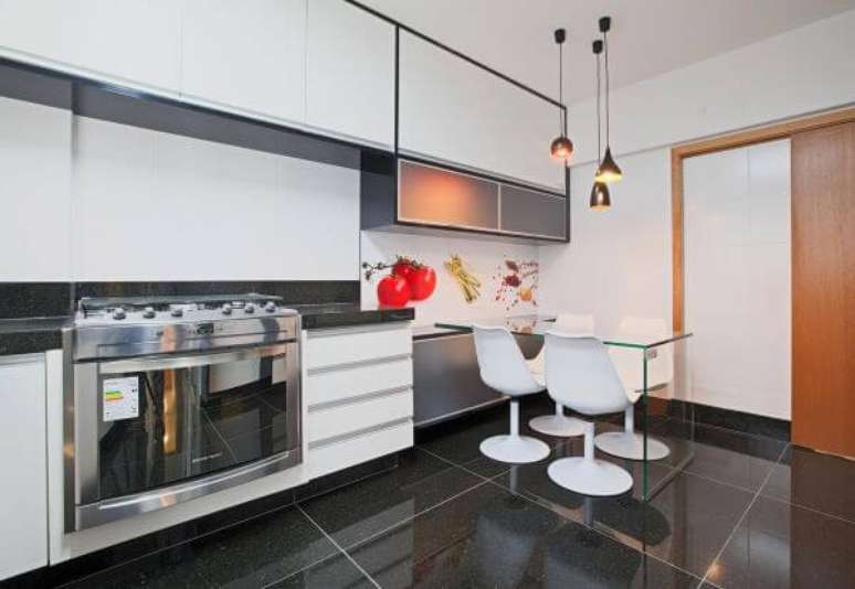 32. Cozinha branca com arm&aacute;rio de vidro fosco &ndash; Foto Eduarda Correa