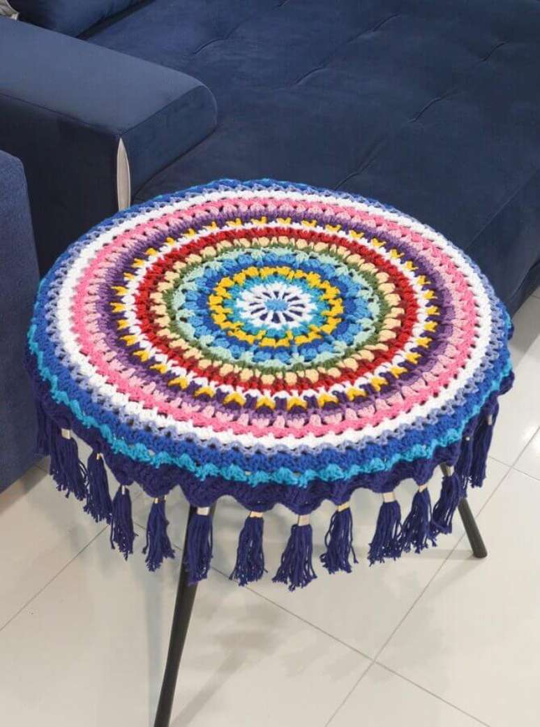 5. Decoração com toalha de mesa redonda colorida – Foto: Circulo