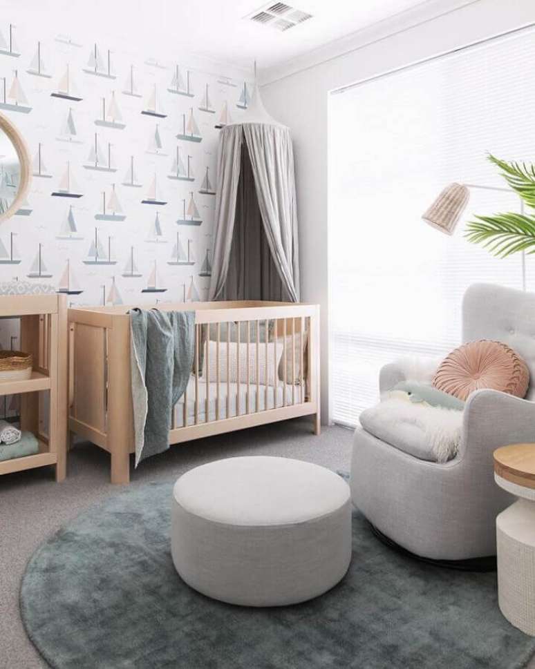 26. Berço de madeira para quarto de bebê cinza e branco moderno decorado com papel de parede de barquinhos – Foto: Tarina Wood