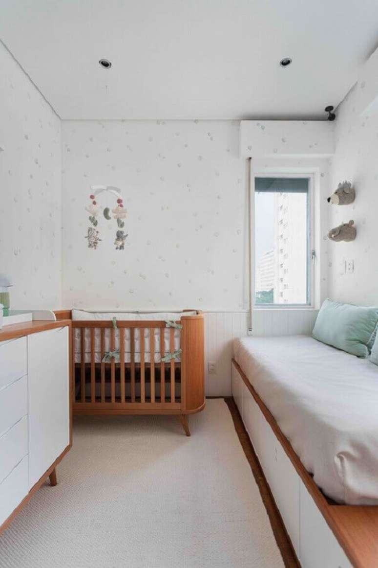 15. Berço de bebê de madeira para quarto branco decorado com cama planejada – Foto: Duas Arquitetura