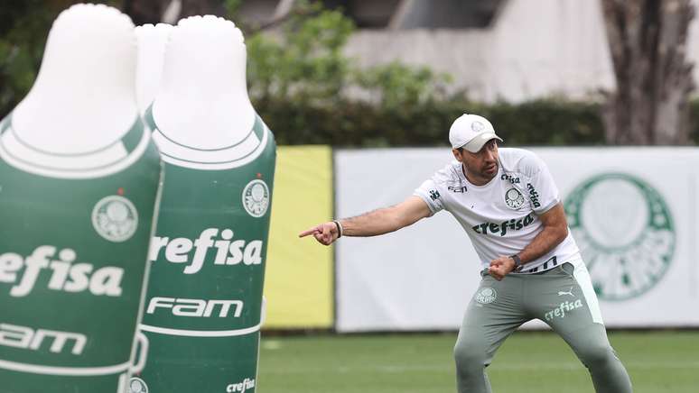 Abel Ferreira no treino do Palmeiras nesta quinta-feira: técnico ainda não sabe se poderá contar com Danilo