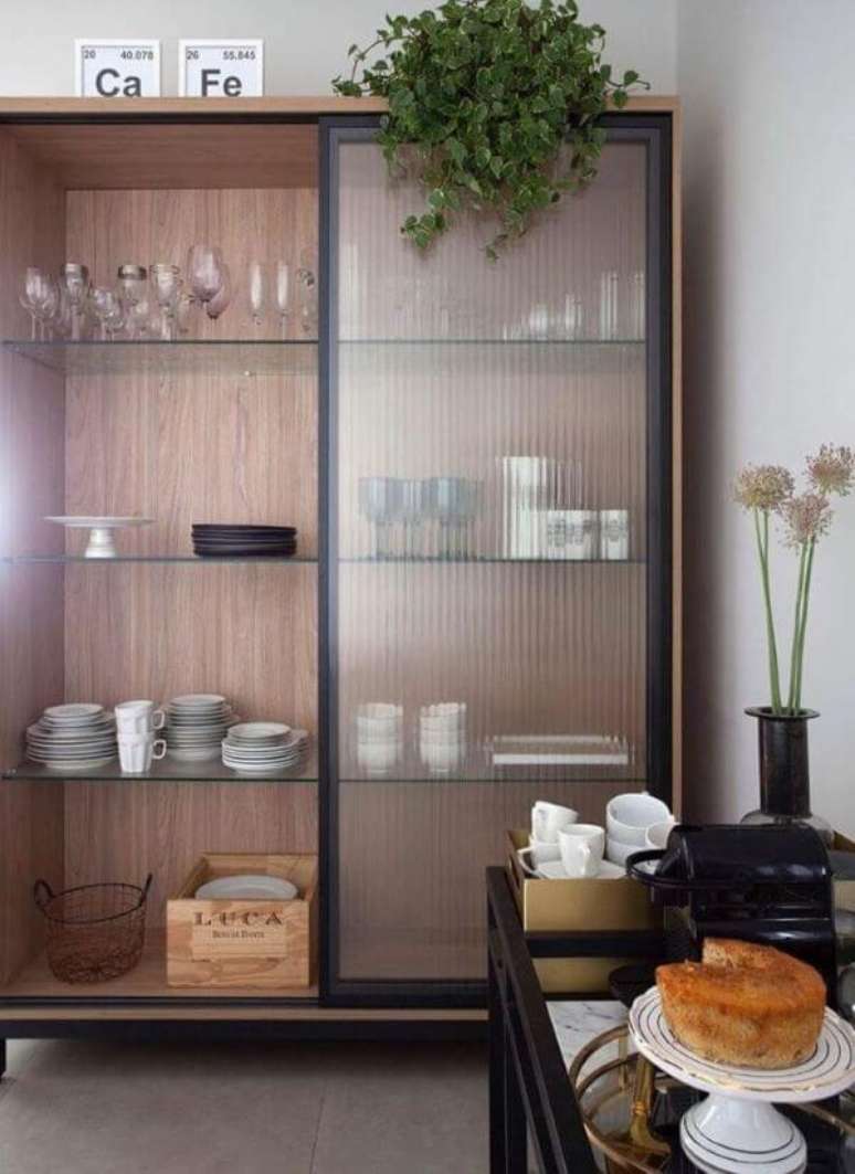 17. Arm&aacute;rio de vidro canelado para cozinha com caf&eacute; da manh&atilde; &ndash; Foto Barbara Dundes