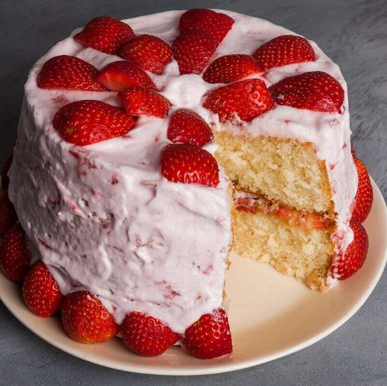 Bolo de aniversário simples feminino branco coberto com manteiga