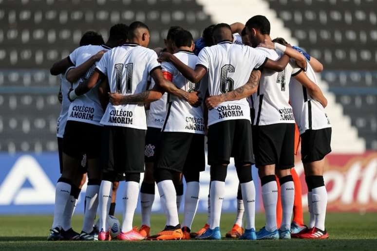 Jovens da base tiveram pelo menos um mês de auxílio atrasado pago pelo clube (Foto: Marco Galvão/Ag. Corinthians)