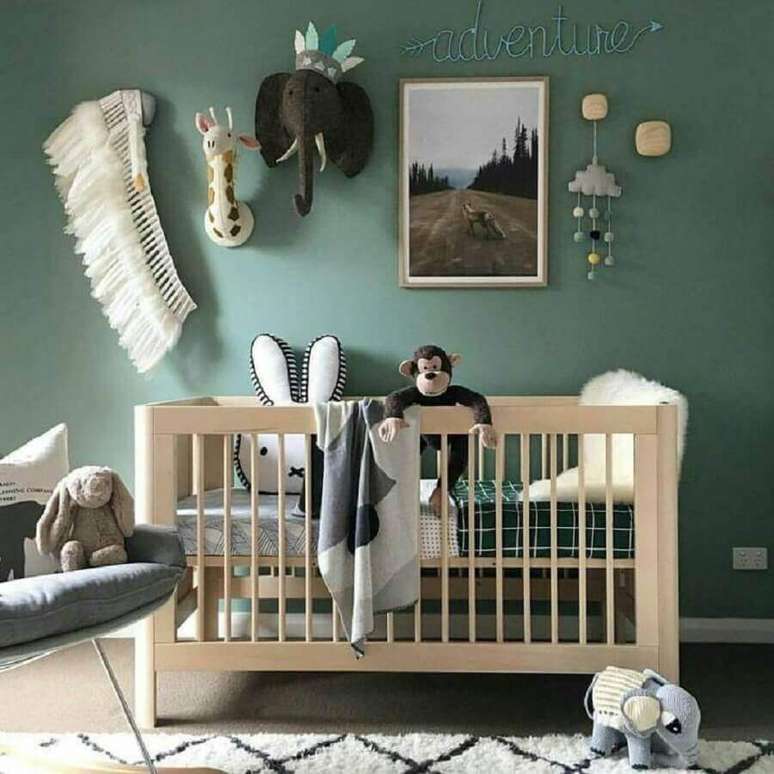 58. Quarto de beb&ecirc; verde decorado com ber&ccedil;o de madeira simples &ndash; Foto: Ally Batties