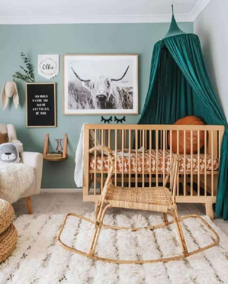 49. Dossel de teto para quarto de bebê simples decorado com berço de madeira – Foto: The Spruce