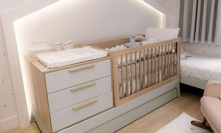 34. Decora&ccedil;&atilde;o clean para quarto de bebe com ber&ccedil;o de madeira com gaveta &ndash; Foto: Gr&atilde;o de Gente