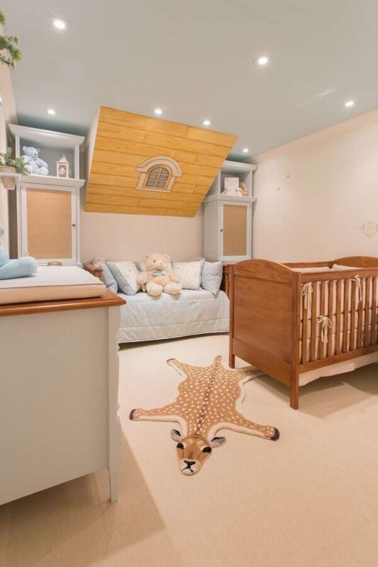 20. Berço de madeira e tapete de girafa para decoração de quarto de bebê planejado – Foto: By Kami