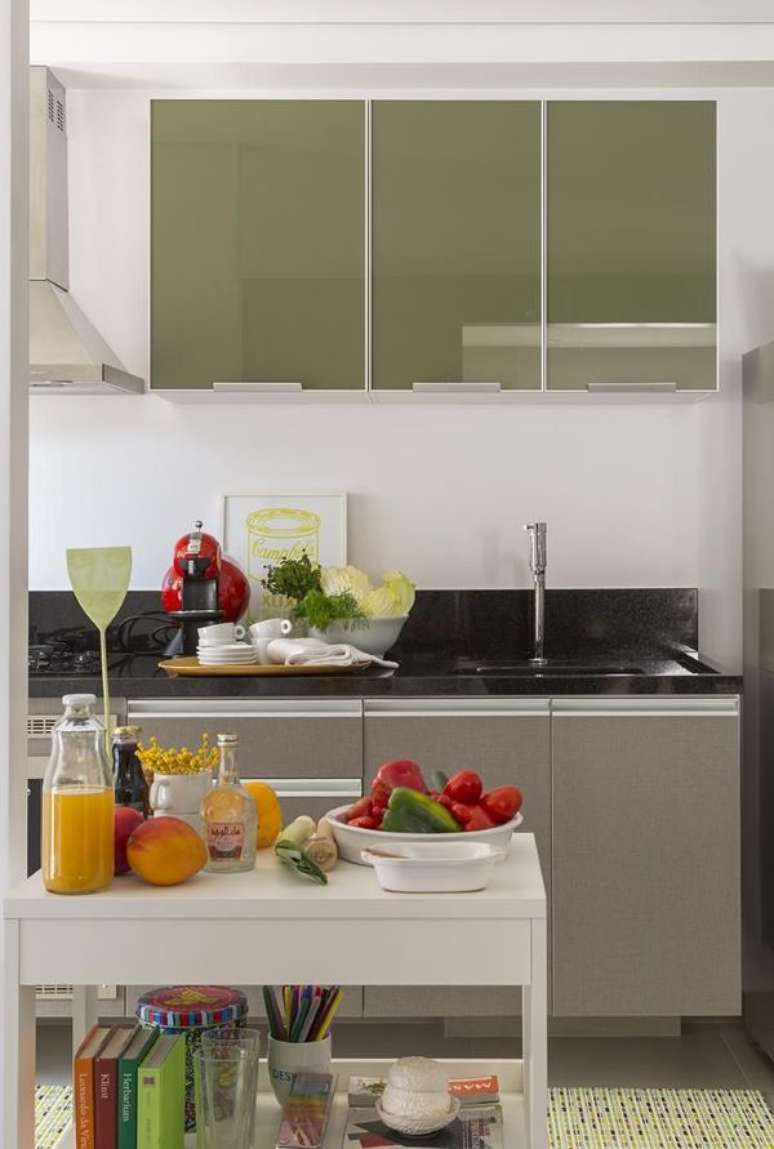 39. Cozinha com arm&aacute;rio de vidro verde e cinza &ndash; Foto Ahsim