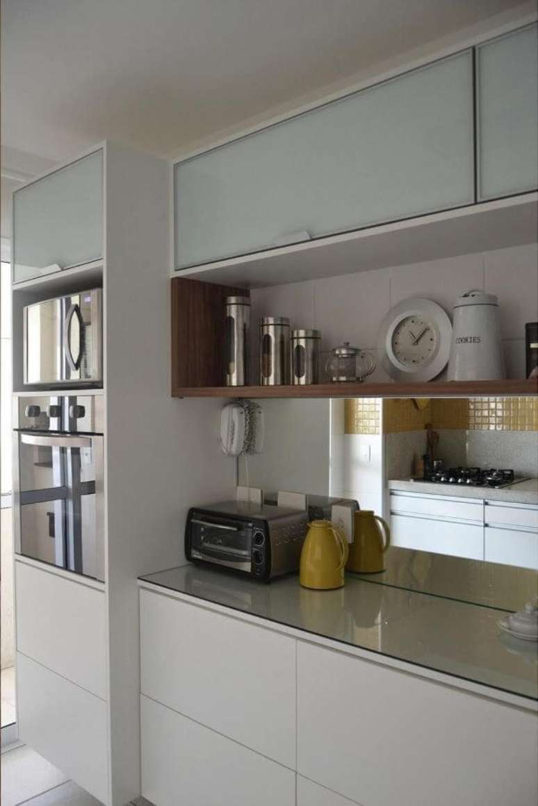 53. Decora&ccedil;&atilde;o com arm&aacute;rio de vidro e nicho pratico para organizar temperos &ndash; Foto Tria Arquitetura