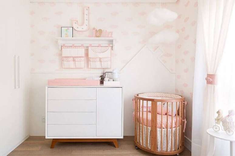 8. Quarto de bebê branco e rosa decorado com mini berço de madeira – Foto: Decor Fácil