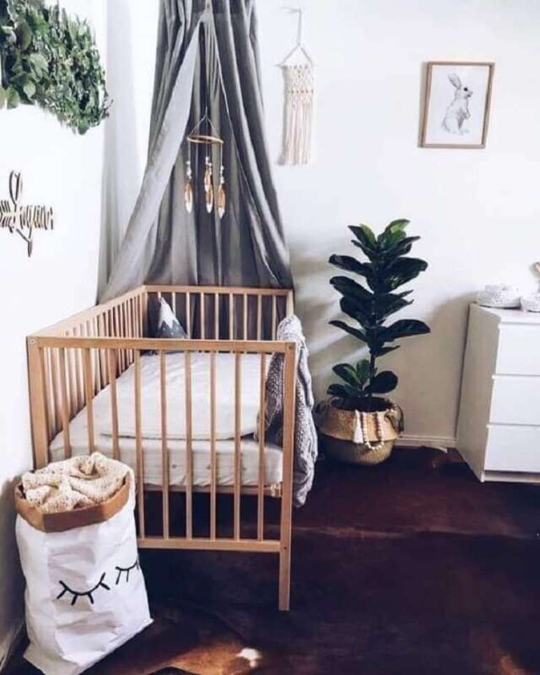 47. Decoração simples para quarto de bebê com dossel cinza para berço de madeira – Foto: Chaves na Mão